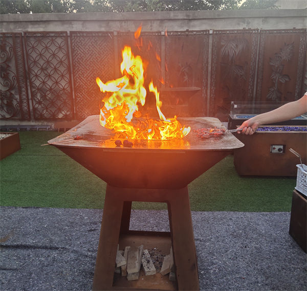 Injam Ħruq Patio Corten Azzar BBQ Grill